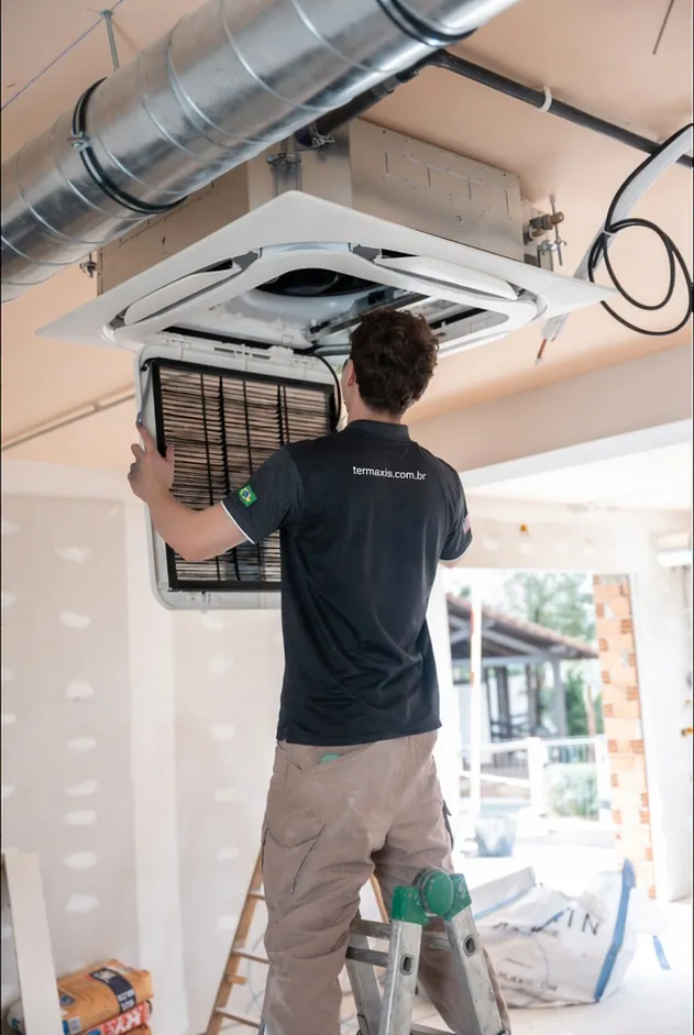 Técnico da Termaxis fazendo manutenção em ar-condicionado cassete
